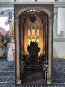 House of the Dragon Tiny Adventures Book Nook Mini Diorama Iron Throne 23 cm Revell